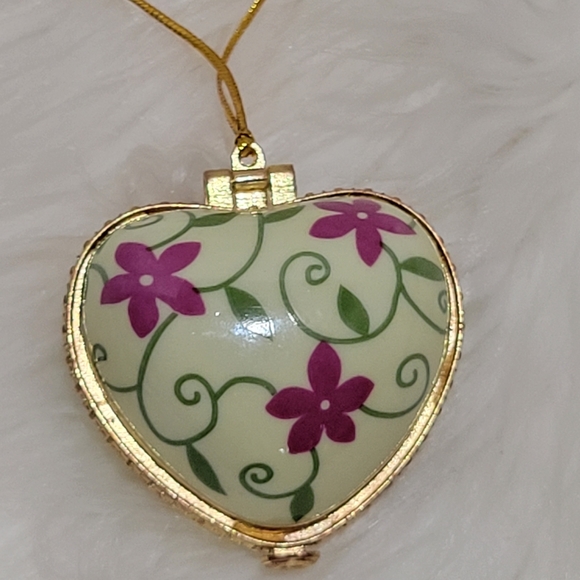 Flower Hope heart porcelain trinket box ornament - Picture 6 of 9